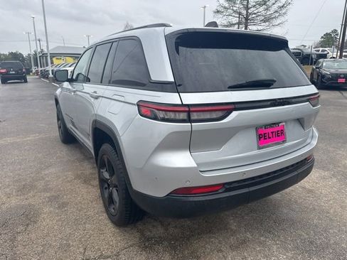 Used 2023 Jeep Grand Cherokee Altitude image 5