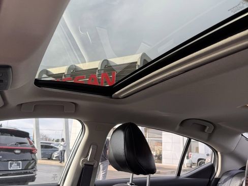 Used 2022 Nissan Sentra SR w/ SR Premium Package image 17