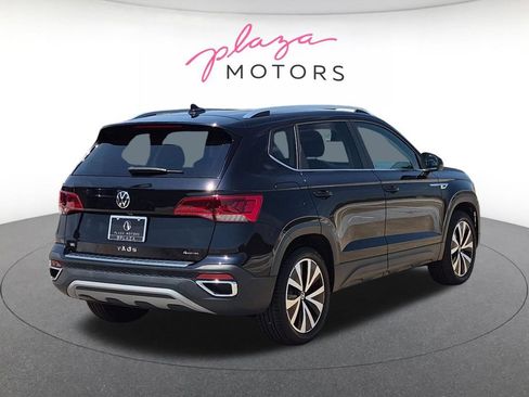 Used 2022 Volkswagen Taos SE w/ Panoramic Sunroof Package FWD image 5