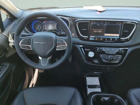 New 2026 Chrysler Pacifica Select image 9