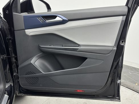 Used 2024 Volkswagen Taos SE image 32