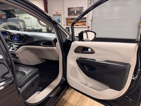 Used 2017 Chrysler Pacifica Touring-L Plus image 19