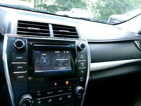 Used 2015 Toyota Camry SE FWD image 12