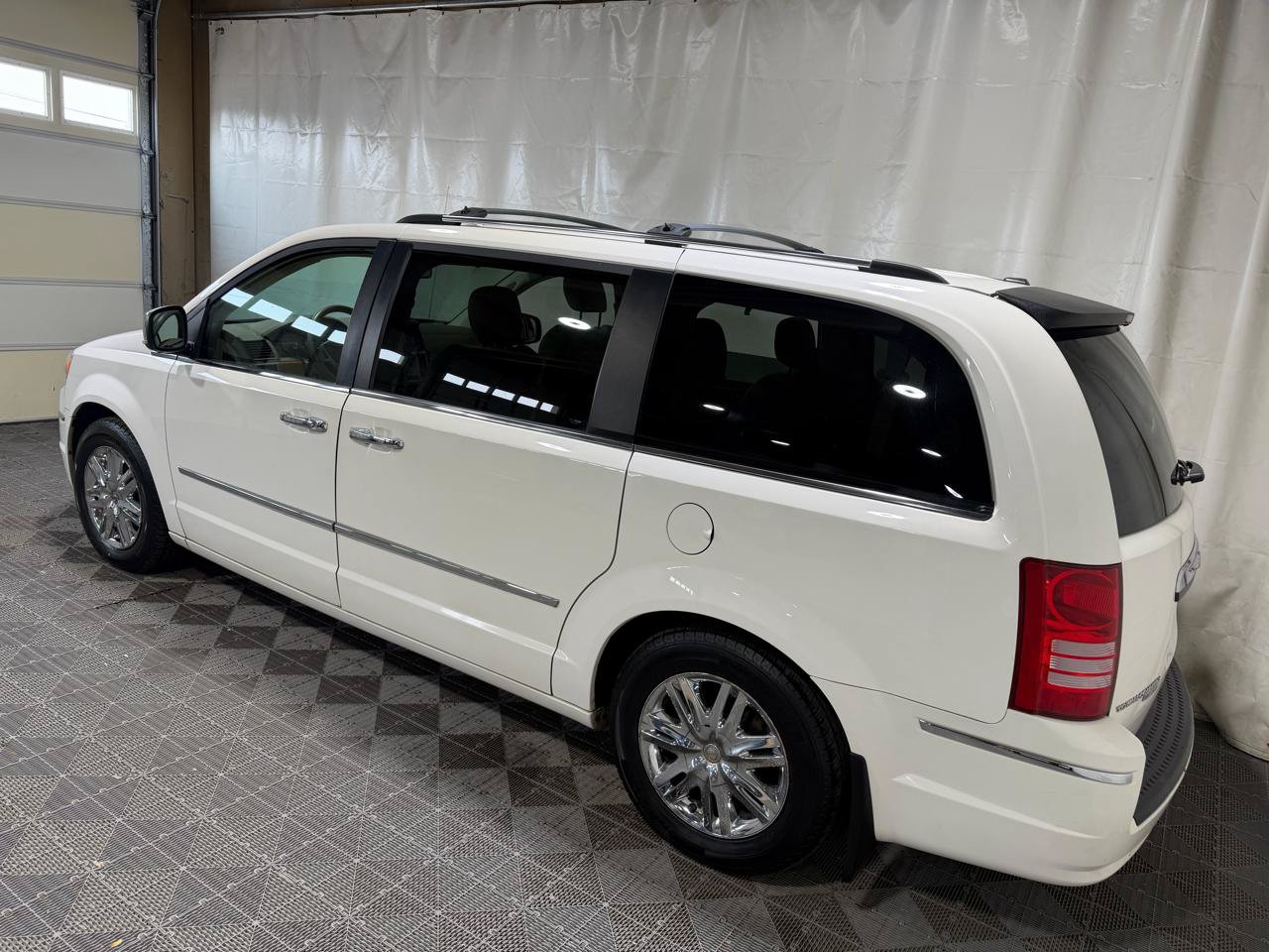 Used 2008 Chrysler Town & Country Limited w/ Entertainment Group #3 FWD image 4