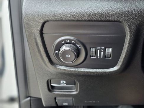 Used 2023 Jeep Grand Cherokee Limited w/ Black Appearance Package AWD/4WD image 37