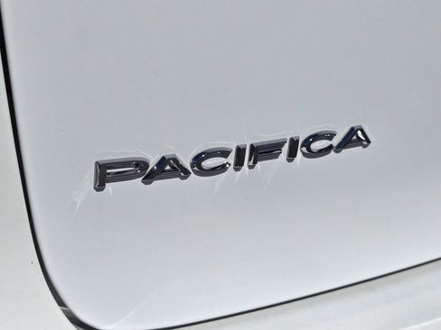 Used 2023 Chrysler Pacifica Touring-L FWD image 33