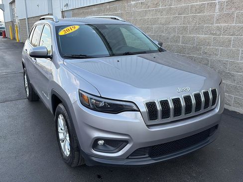 Used 2019 Jeep Cherokee Latitude w/ Cold Weather Group AWD/4WD image 2