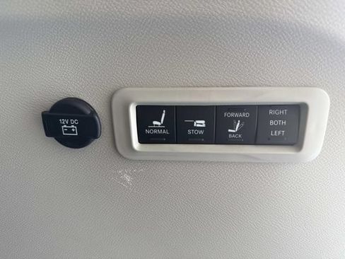 Used 2021 Chrysler Pacifica Limited AWD/4WD image 59