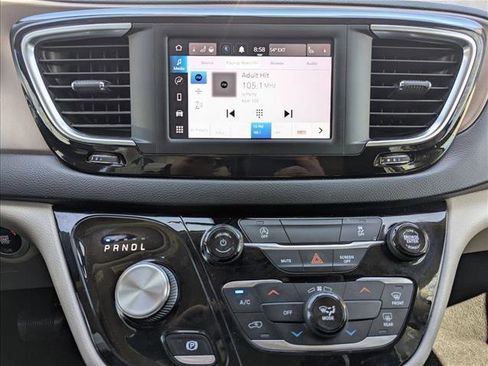 Used 2022 Chrysler Voyager LX FWD image 14