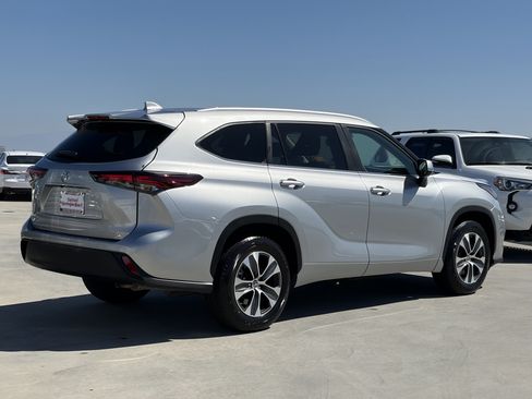 Certified 2024 Toyota Highlander XLE FWD image 2