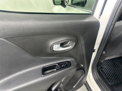 Certified 2023 Jeep Renegade Latitude image 13