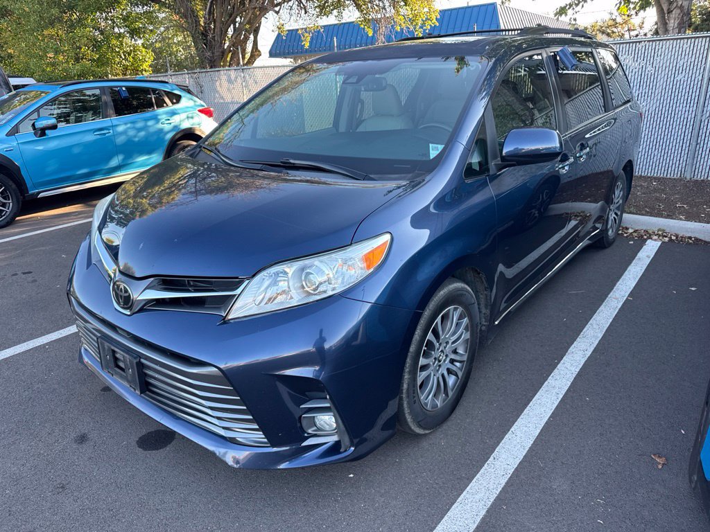 Used 2020 Toyota Sienna XLE w/ XLE Navigation Package FWD image 1