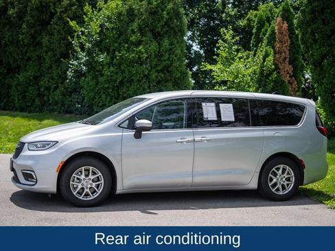 Used 2023 Chrysler Pacifica Touring-L FWD image 8