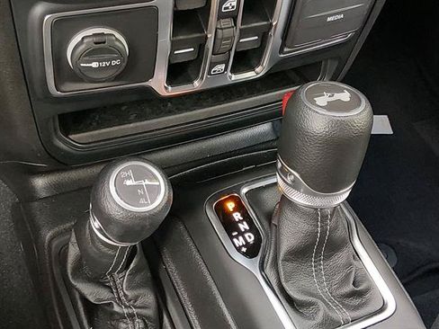Certified 2024 Jeep Wrangler Unlimited Sahara w/ Technology Group AWD/4WD image 17