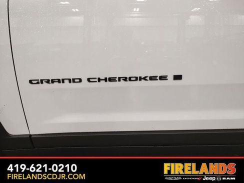 New 2026 Jeep Grand Cherokee Altitude image 9