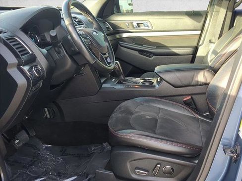 Used 2018 Ford Explorer XLT w/ Equipment Group 202A FWD image 16