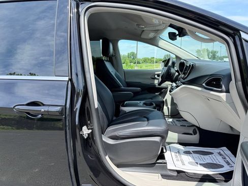 Used 2024 Chrysler Pacifica Touring-L FWD image 11