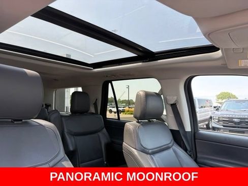 Used 2025 Ford Expedition Active AWD/4WD image 3
