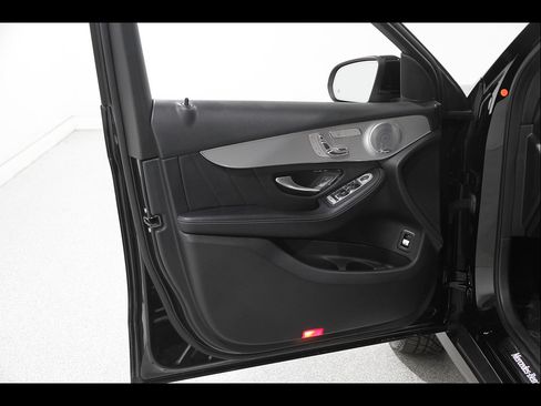 Used 2019 Mercedes-Benz GLC 300 4MATIC image 4
