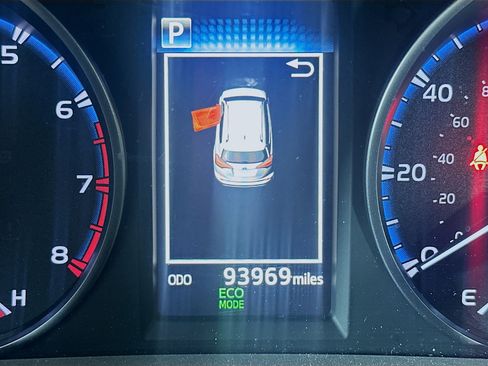 Used 2018 Toyota RAV4 LE w/ Carpet Mat Package FWD image 18