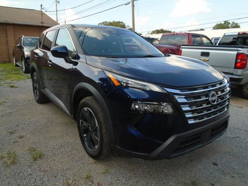 Used 2024 Nissan Rogue SV AWD/4WD image 3