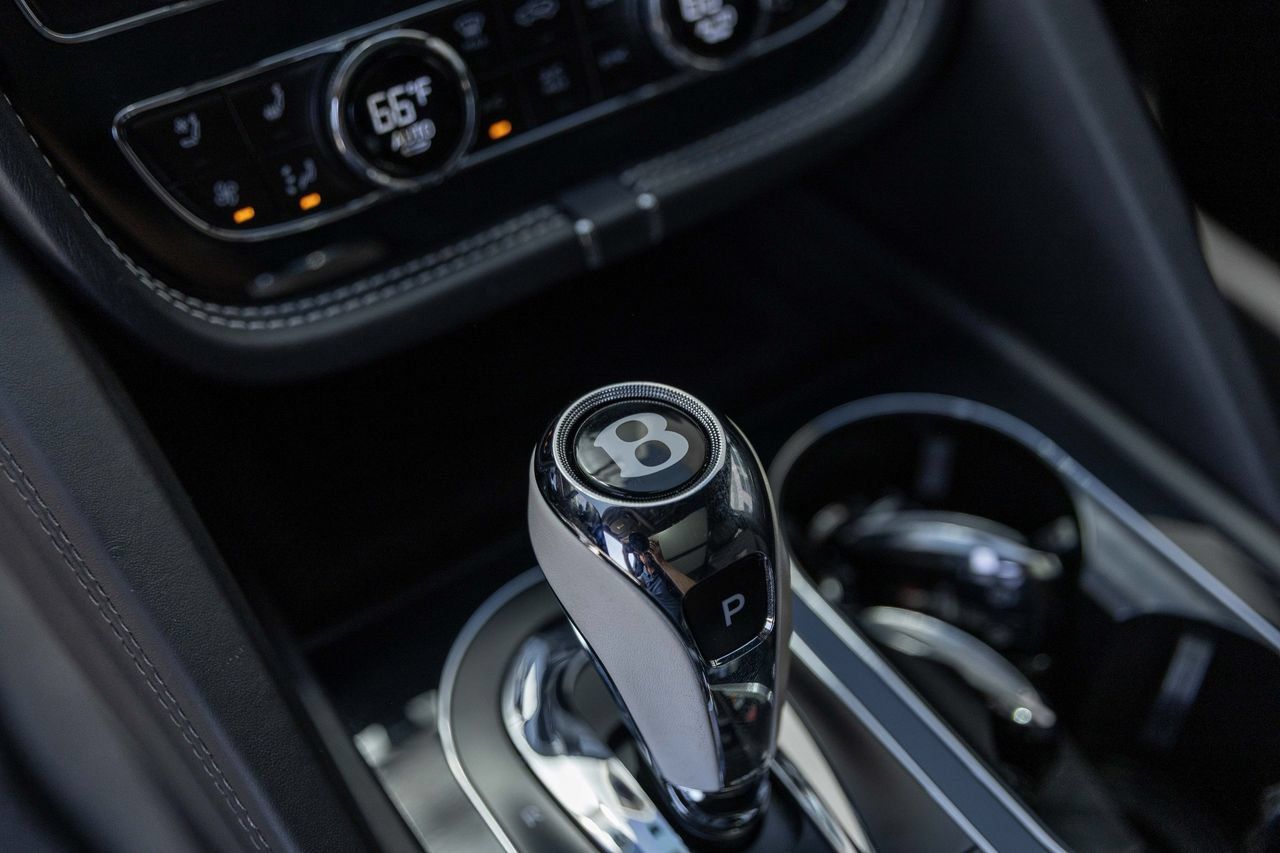 Certified 2023 Bentley Bentayga Extended Wheelbase AWD/4WD image 38