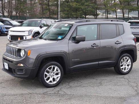 Used 2018 Jeep Renegade Latitude image 3
