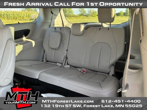 Used 2021 Chrysler Pacifica Touring-L FWD image 11