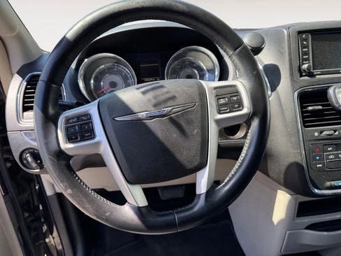 Used 2014 Chrysler Town & Country Touring image 12