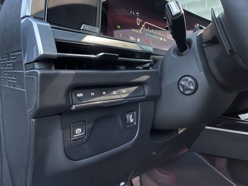 Used 2025 Cadillac Escalade Luxury image 12