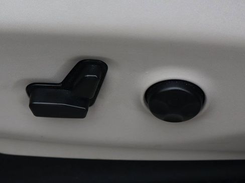 Used 2021 Chrysler Pacifica Touring-L image 18