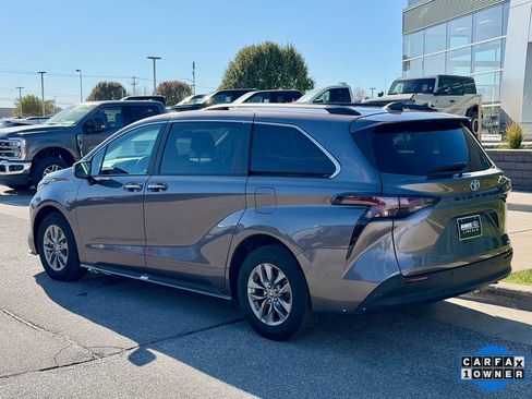 Used 2024 Toyota Sienna XLE image 3