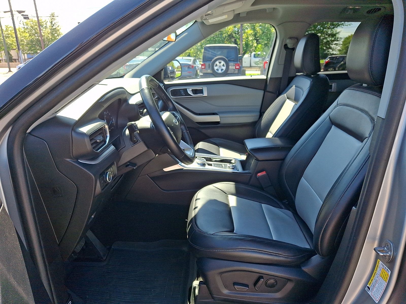 Used 2023 Ford Explorer XLT w/ Equipment Group 202A AWD/4WD image 26