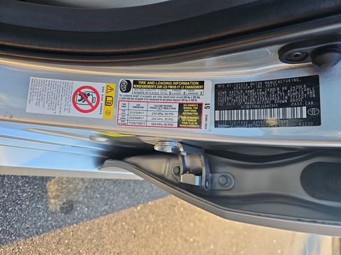 Used 2018 Toyota Camry LE image 34