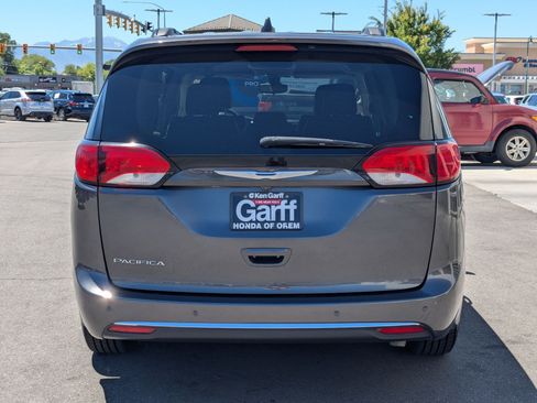 Used 2017 Chrysler Pacifica Touring-L w/ Tire & Wheel Group FWD image 7