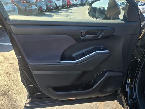 Used 2023 Toyota Highlander LE FWD image 18