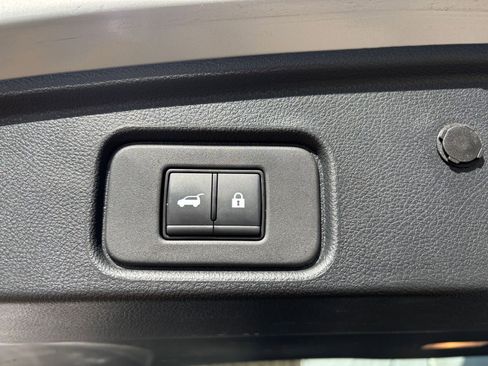 Used 2025 Nissan Pathfinder SV image 23