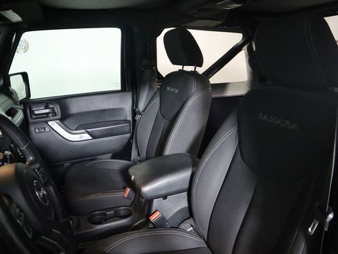 Used 2017 Jeep Wrangler Sahara w/ Connectivity Group image 17