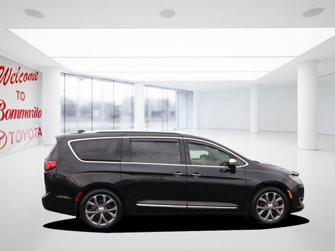 Used 2019 Chrysler Pacifica Limited w/ Tire & Wheel Group image 5