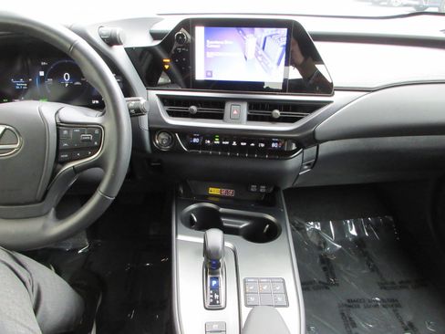 Used 2025 Lexus UX 300h AWD image 39