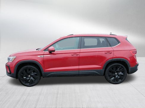 Used 2024 Volkswagen Taos SE w/ Panoramic Sunroof Package image 4