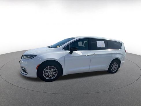 Used 2025 Chrysler Pacifica Select FWD image 8