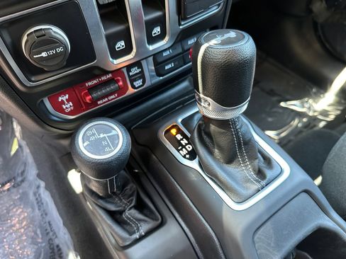 Used 2024 Jeep Wrangler Rubicon AWD/4WD image 27