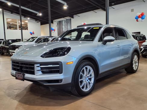 Used 2024 Porsche Cayenne AWD/4WD image 3