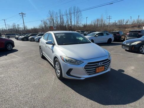 Used 2017 Hyundai Elantra SE image 3