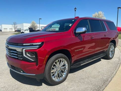 Used 2025 Chevrolet Suburban Premier AWD/4WD image 3