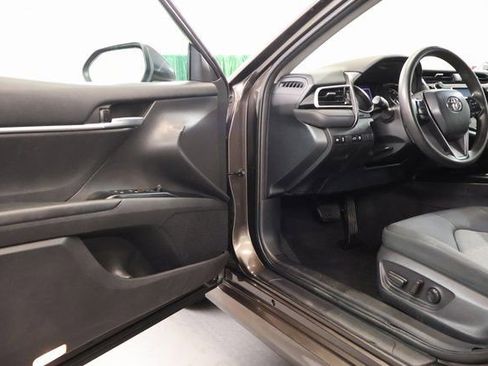 Used 2018 Toyota Camry LE image 9