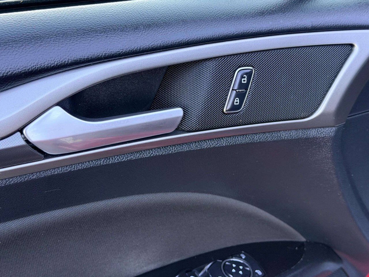 Used 2017 Ford Fusion SE w/ Equipment Group 201A FWD image 12