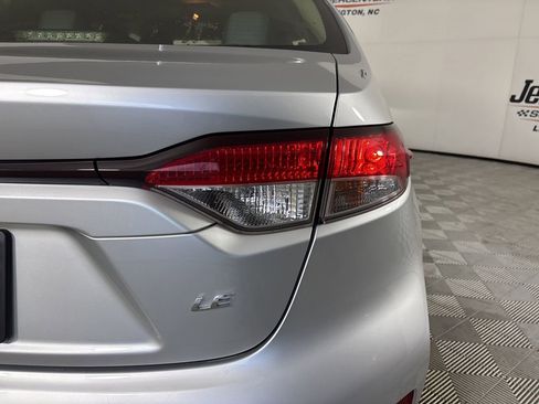 Used 2020 Toyota Corolla LE FWD image 32
