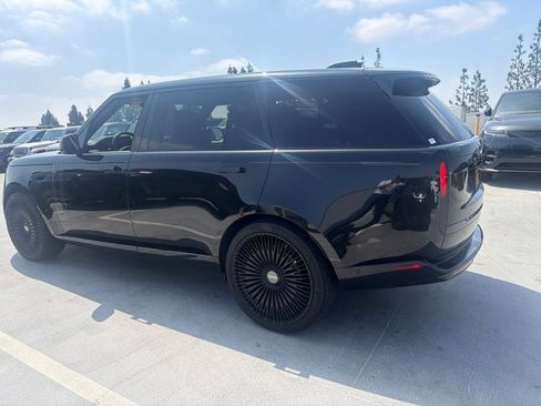 Used 2023 Land Rover Range Rover Long Wheelbase SE AWD/4WD image 4